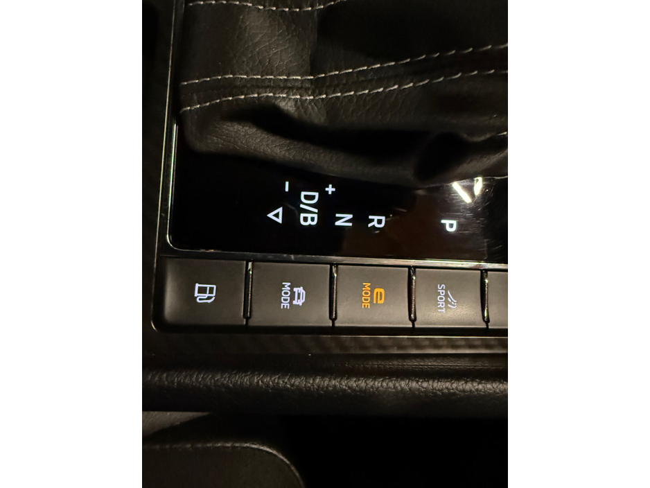 2022 Skoda Superb - image 17