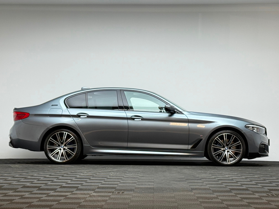 2019 BMW 5 Series - image 8