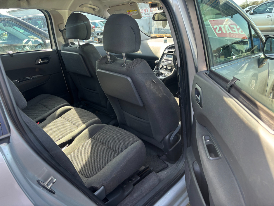 2015 Peugeot 5008 - image 5