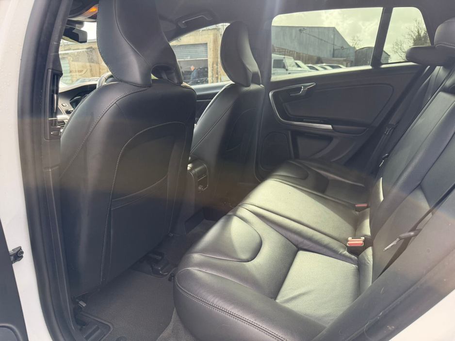 2015 Volvo V60 - image 18