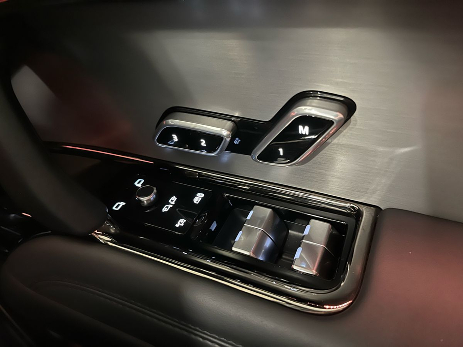 2023 Land Rover Range Rover - image 4