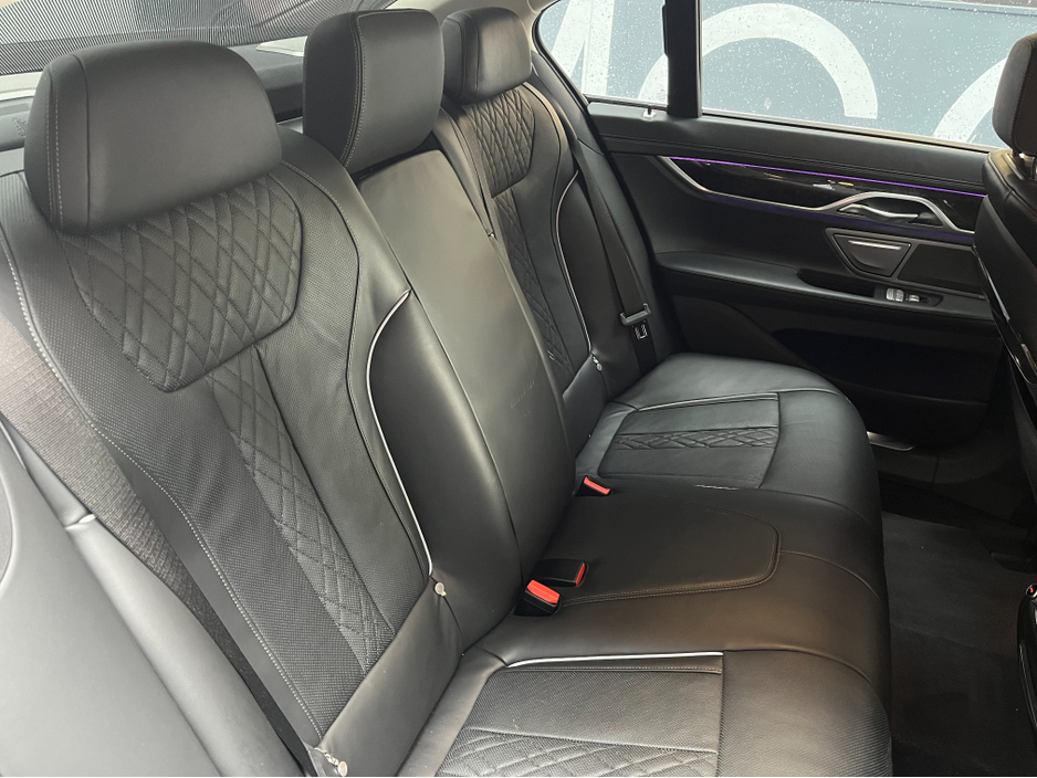 2017 BMW 7 Series - image 14