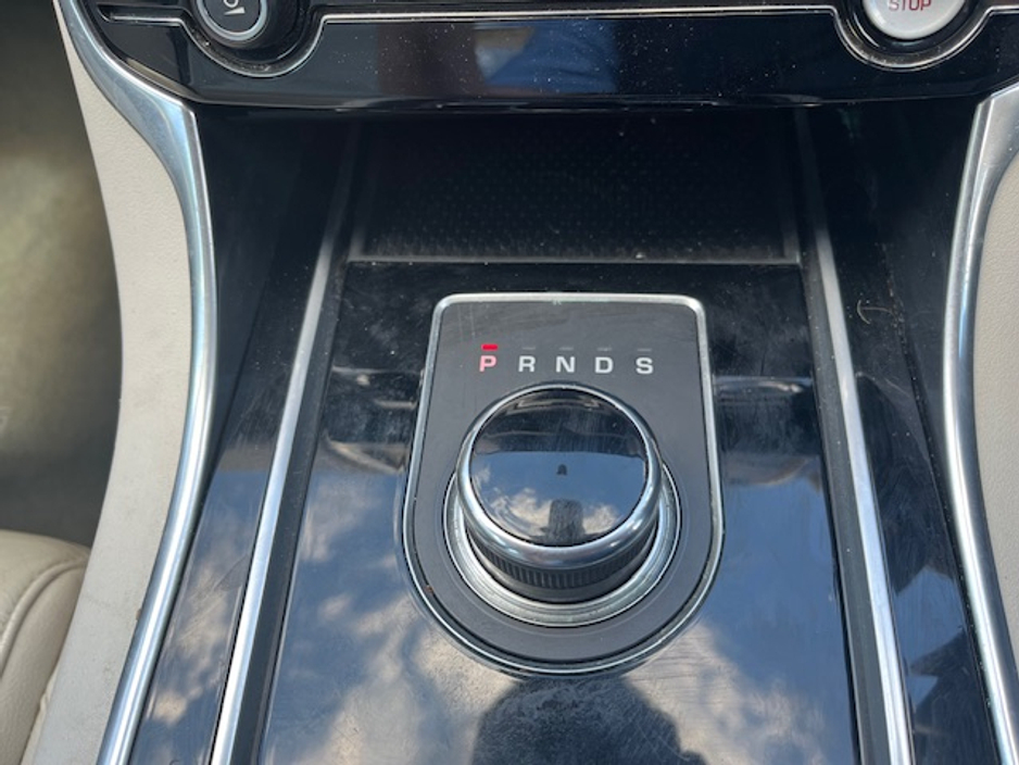 2018 Jaguar XE - image 13