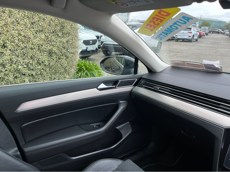 2019 Volkswagen Passat - image 16