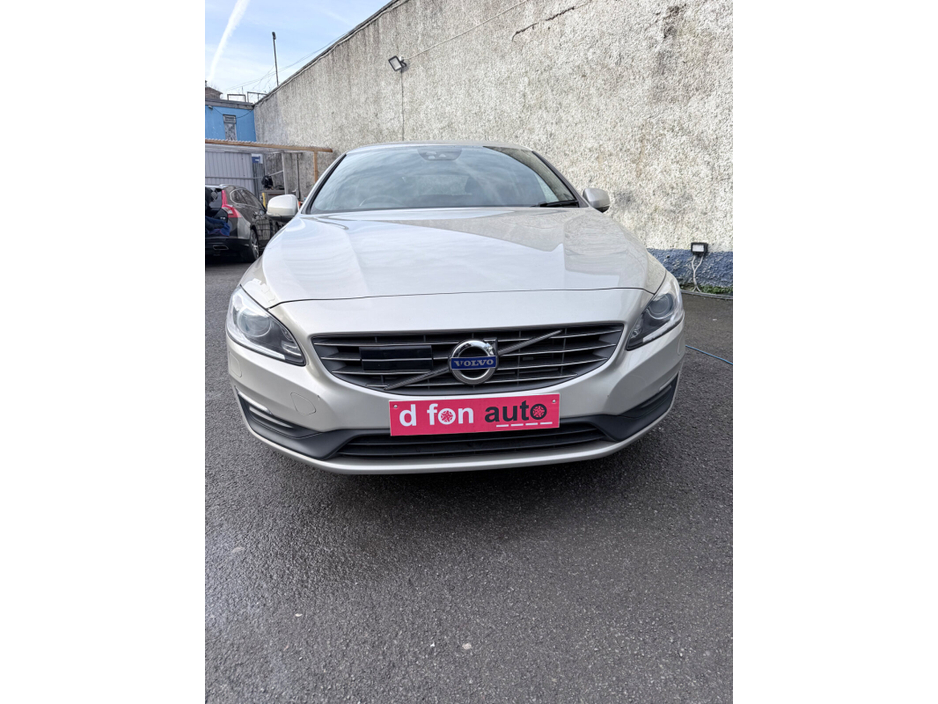 2016 Volvo V60 - image 4