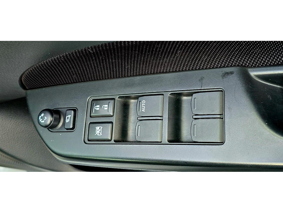 2013 Suzuki Swift - image 30