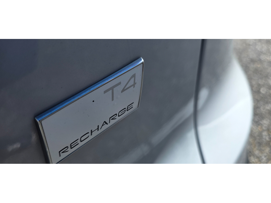 2022 Volvo XC40 - image 9