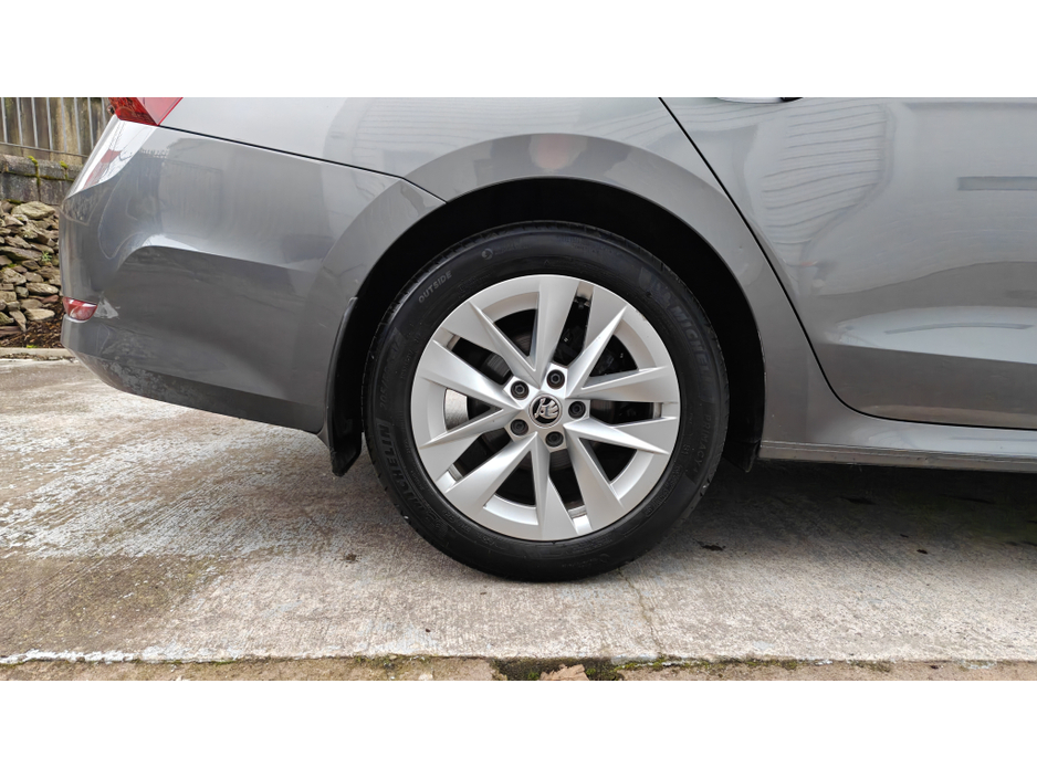 2024 Skoda Octavia AMBITION 2.0 TDI 115 BHP-GRAPHITE GREY METALLIC- FACTORY REAR SPOLIER- BLACK BADGING €29,950