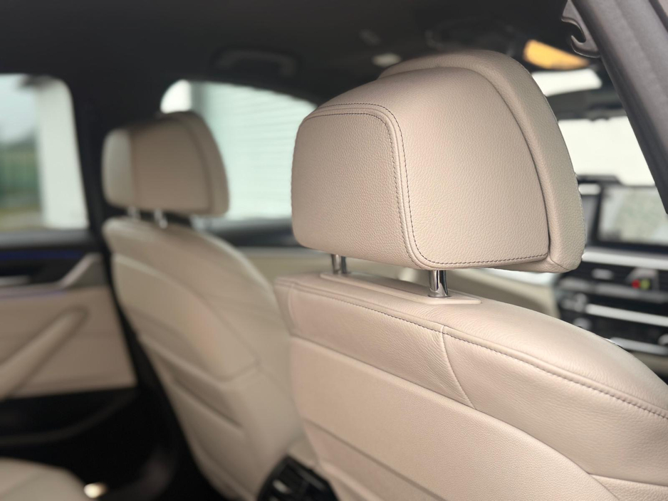 2022 BMW 5 Series - image 19