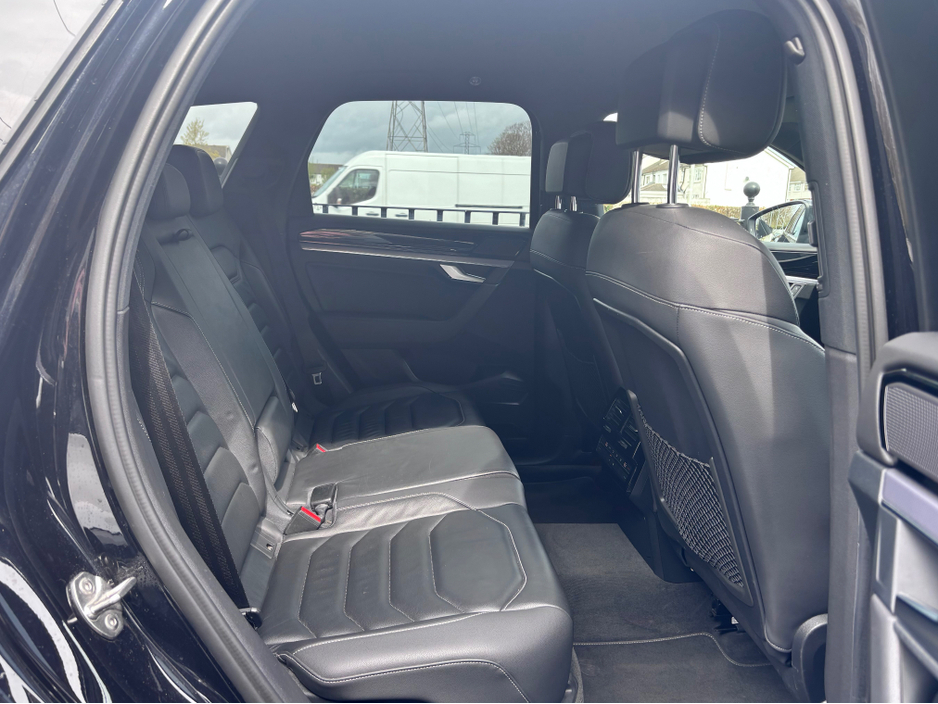 2018 Volkswagen Touareg - image 5