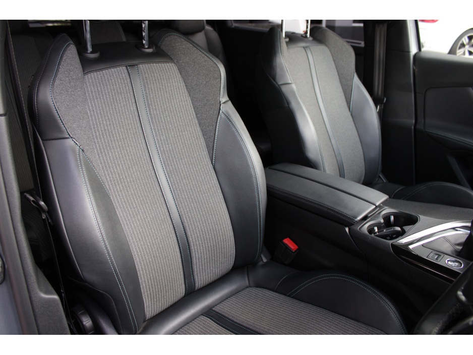 2022 Peugeot 5008 - image 10