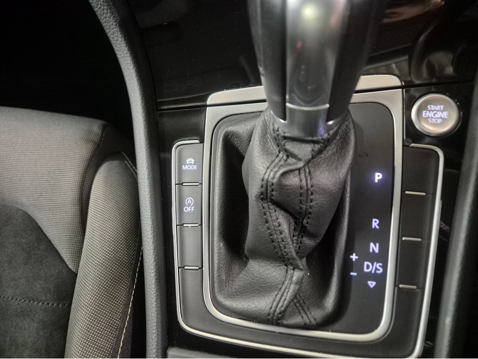 2015 Volkswagen Golf **HIGHLINE**ONLY 64000KMS**ALCANTARA SEATS*17" ALLOYS**LANE ASSIST**KEYLESS ENTRY AND START**ADAPTIVE CRUISE CONTROL**DUAL ZONE CLIMATE CONTROL**REVERSE CAMERA**BLUETOOTH STREAMING**FOLDING MIRRO €15,449