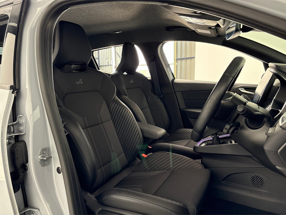 2025 Renault Clio ESPRIT ALPINE TCE90**HEATED MULTIFUNCTIONAL STEERING WHEEL**HEATED HALF LEATHER SPORT SEATS**DIGITAL DASH**TOUCH SCREEN APPLE CAR PLAY**DRIVE MODES**17" BLACK ALLOYS**ISOFIX**FINANCE AVAILABLE