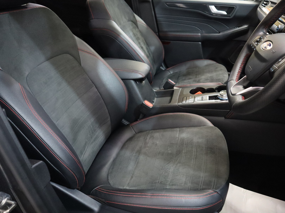 2022 Ford Kuga - image 25