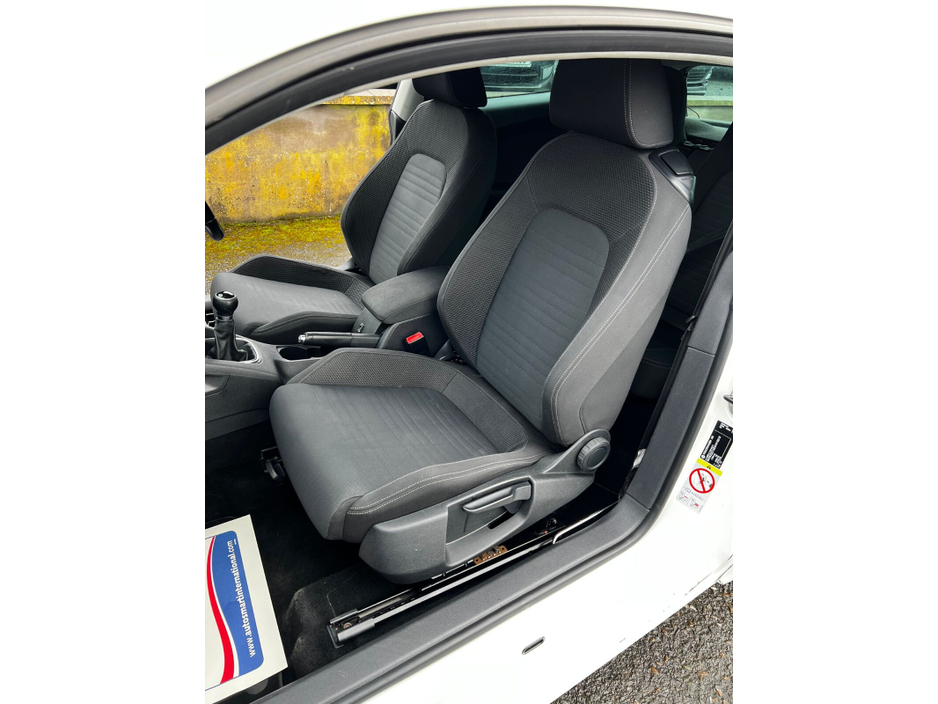 2009 Volkswagen Scirocco - image 12