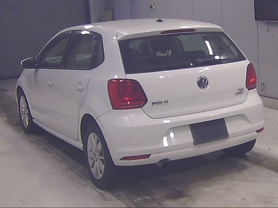 2015 Volkswagen Polo - image 2