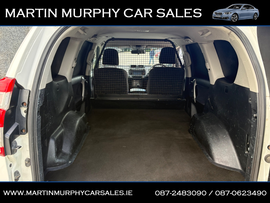 2016 Toyota Landcruiser - image 13