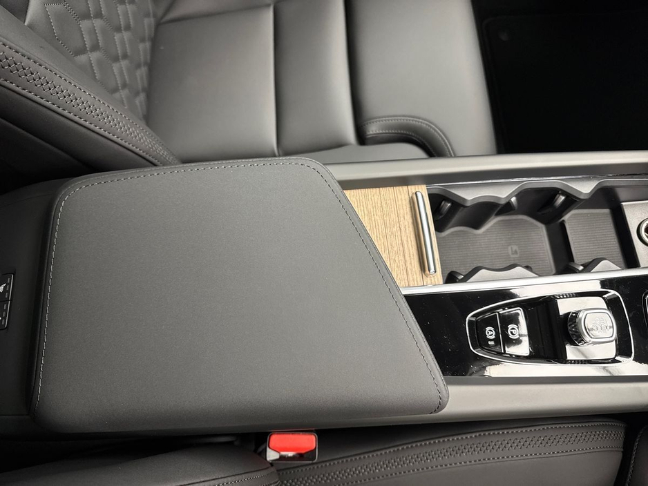 2026 Volvo XC60 - image 15