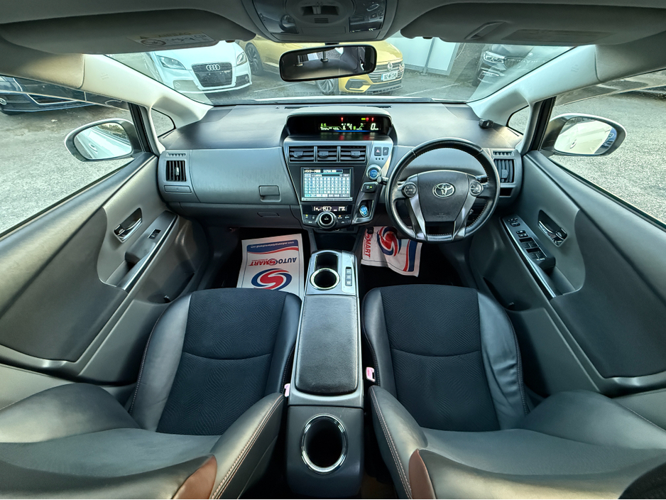 2013 Toyota Prius Alpha - image 11