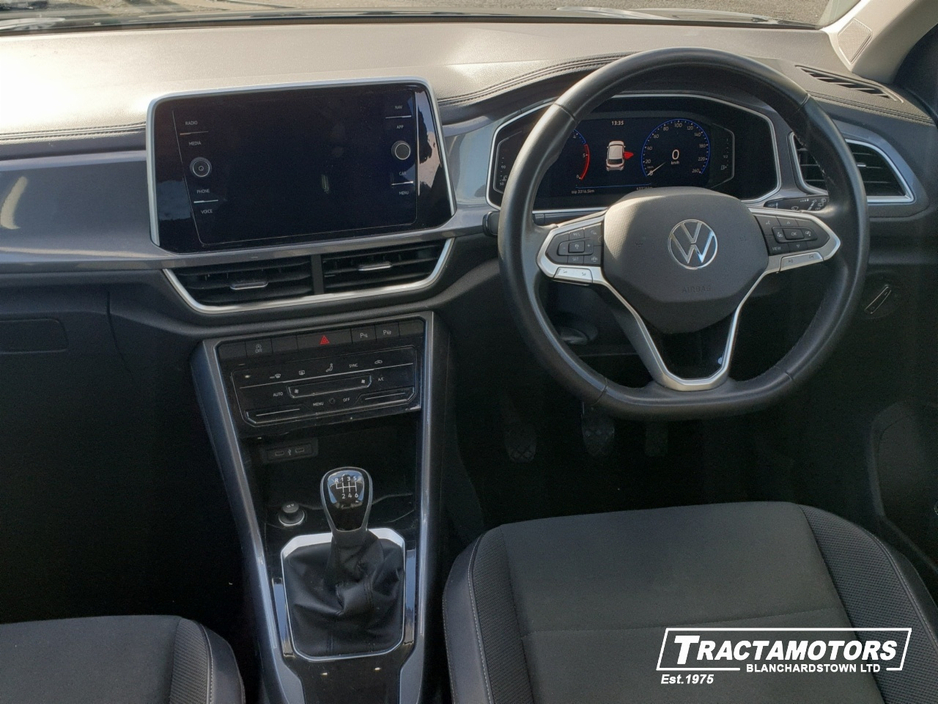 2024 Volkswagen T-Roc - image 2