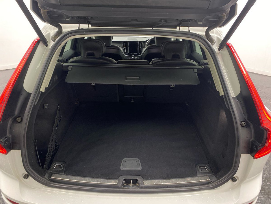 2020 Volvo XC60 - image 9