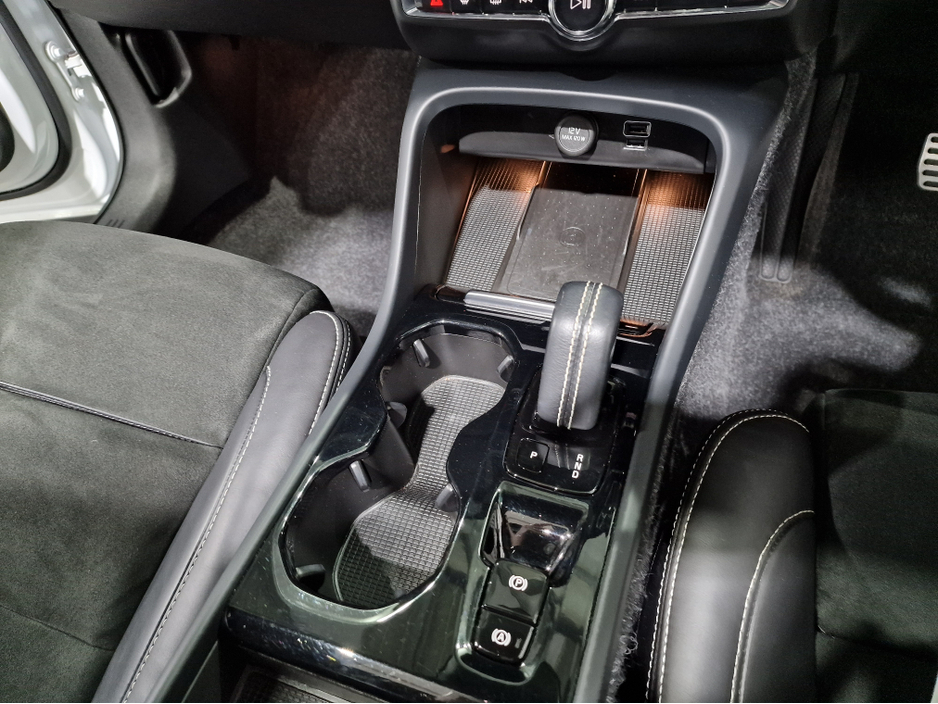 2021 Volvo XC40 - image 23