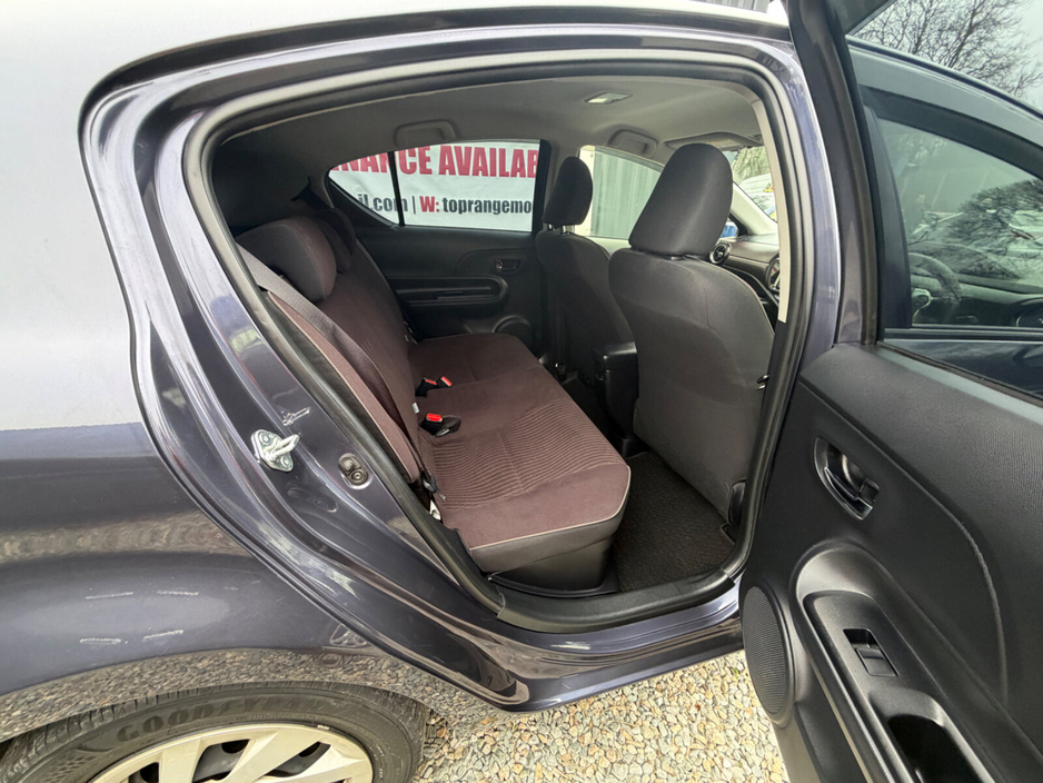 2015 Toyota Aqua - image 8