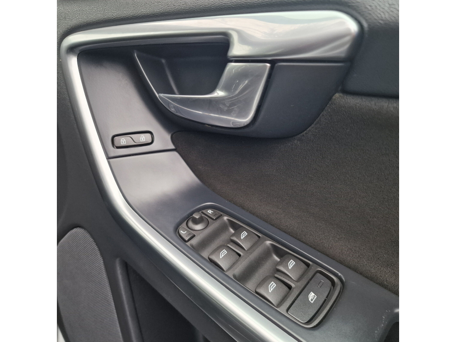 2015 Volvo XC60 D4 (181hp) FWD R-Design €10,950