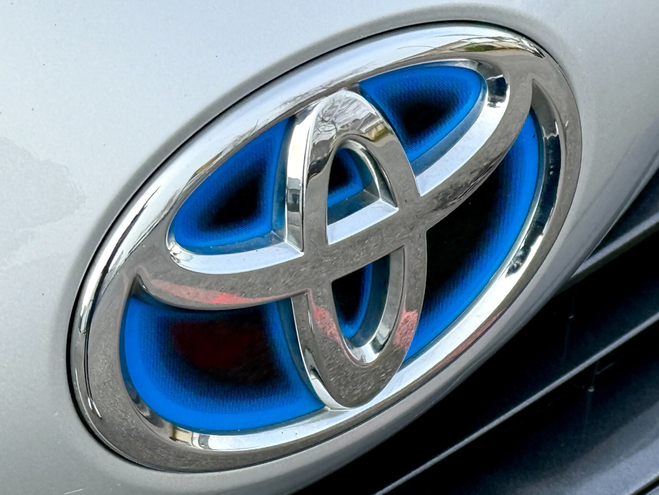 2020 Toyota Yaris - image 3