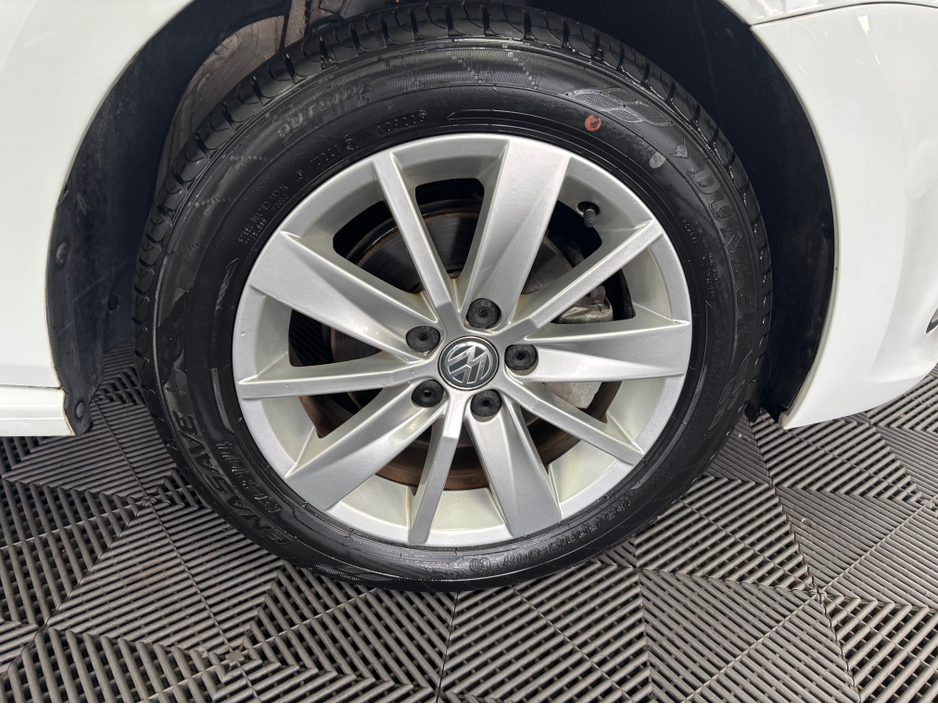 2016 Volkswagen Polo - image 5