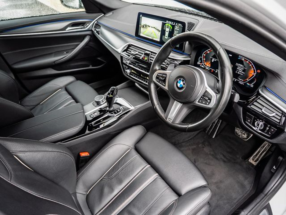 2022 BMW 5 Series - image 5