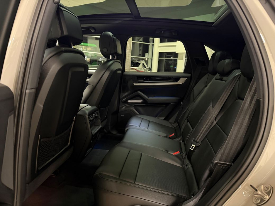 2025 Porsche Cayenne 3.0 V6 E-HYBRID=LOW MILES//HUGE SPEC//AS NEW=2 YEAR WARRANTY=TAILORED FINANCE PACKAGES AVAILABLE=TRADE IN'S WELCOME €114,995