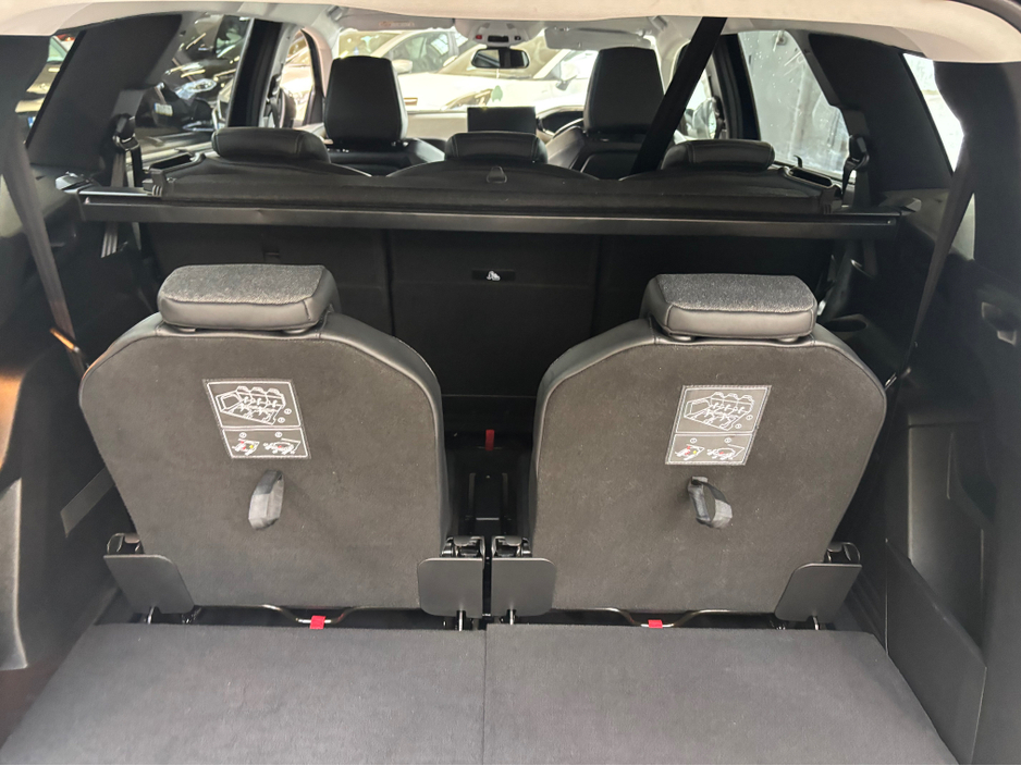 2022 Peugeot 5008 - image 10