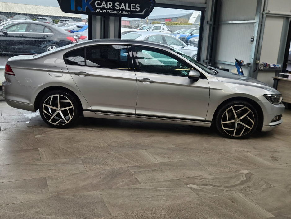 2018 Volkswagen Passat - image 2