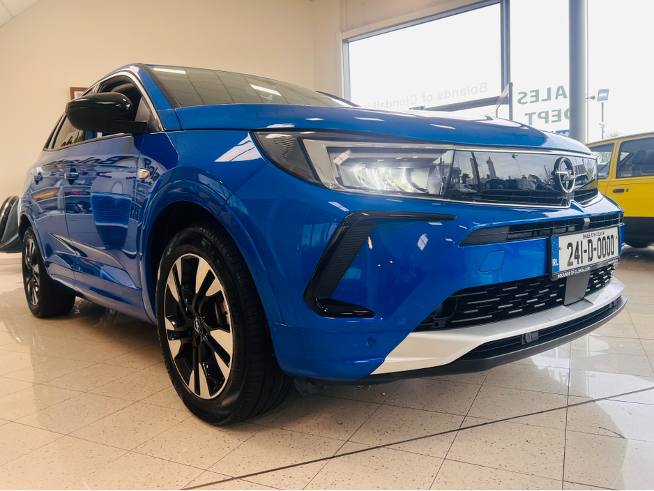 2024 Opel Grandland Huge Spec HYBRID As New Elegance Plus Heated Seats Heated Steering Wheel Fully Colour Coaded www.bolands.ie Est.1955 €32,950