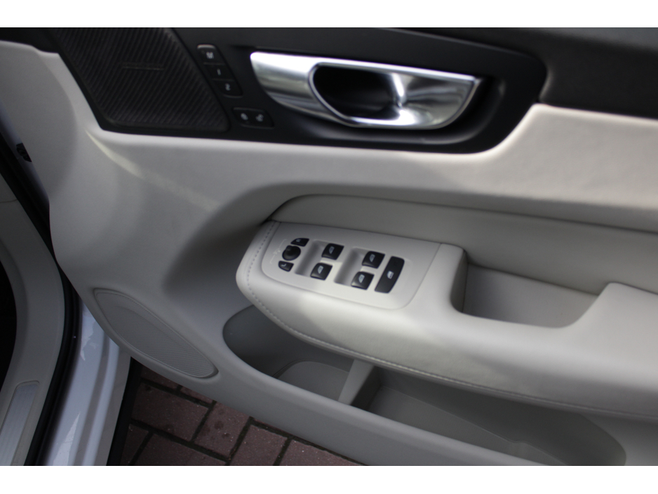 2020 Volvo XC60 - image 10