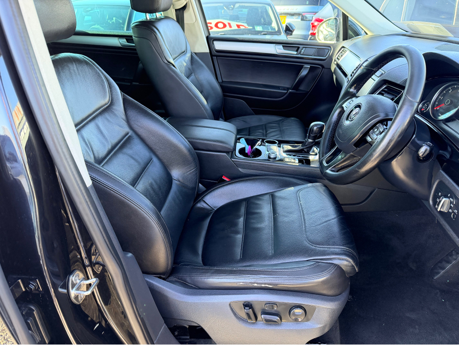 2015 Volkswagen Touareg - image 15