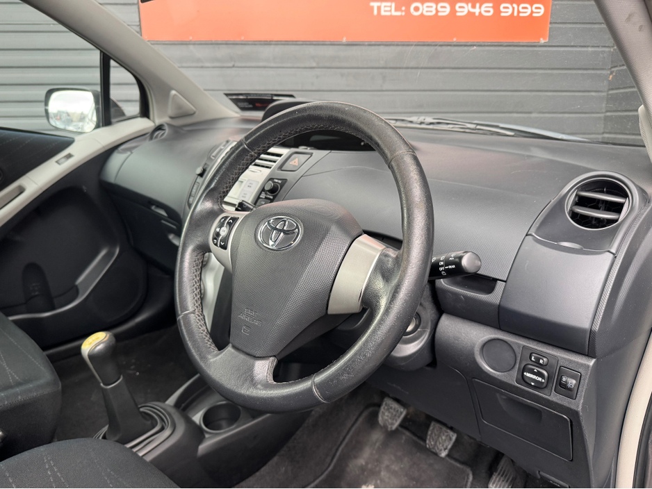 2009 Toyota Yaris - image 8