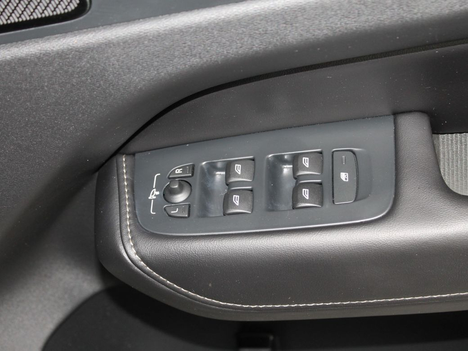 2019 Volvo XC60 - image 26