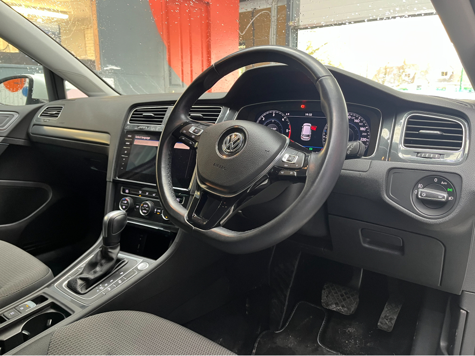 2020 Volkswagen Golf - image 9