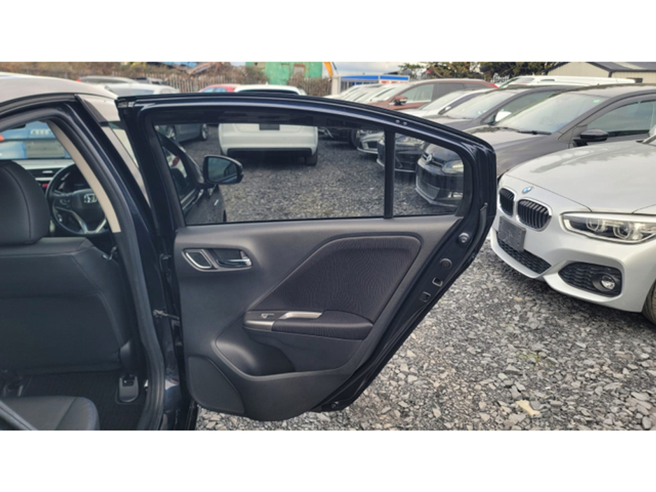 2017 Honda Grace - image 9