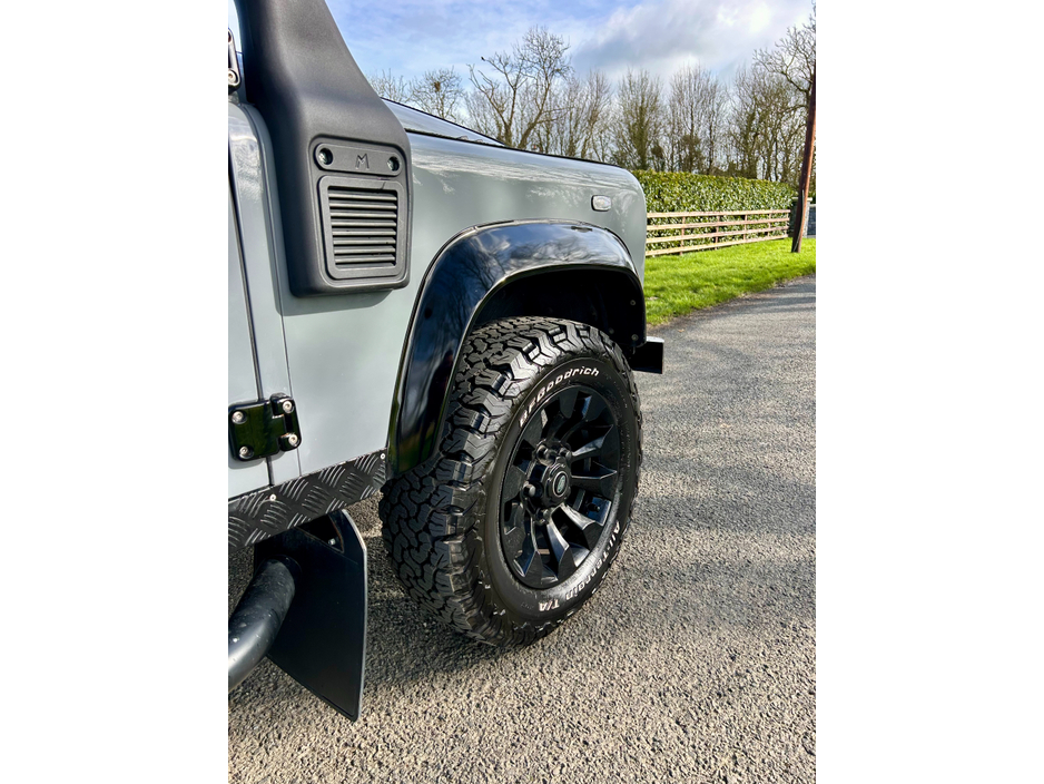 2017 Land Rover Defender - image 8