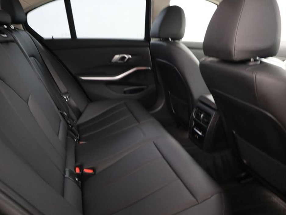 2021 BMW 3 Series - image 12