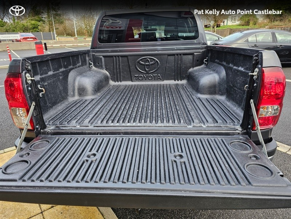 2024 Toyota Hilux - image 11