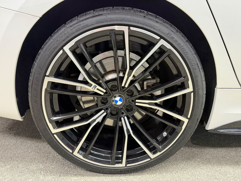 2021 BMW 3 Series - image 19