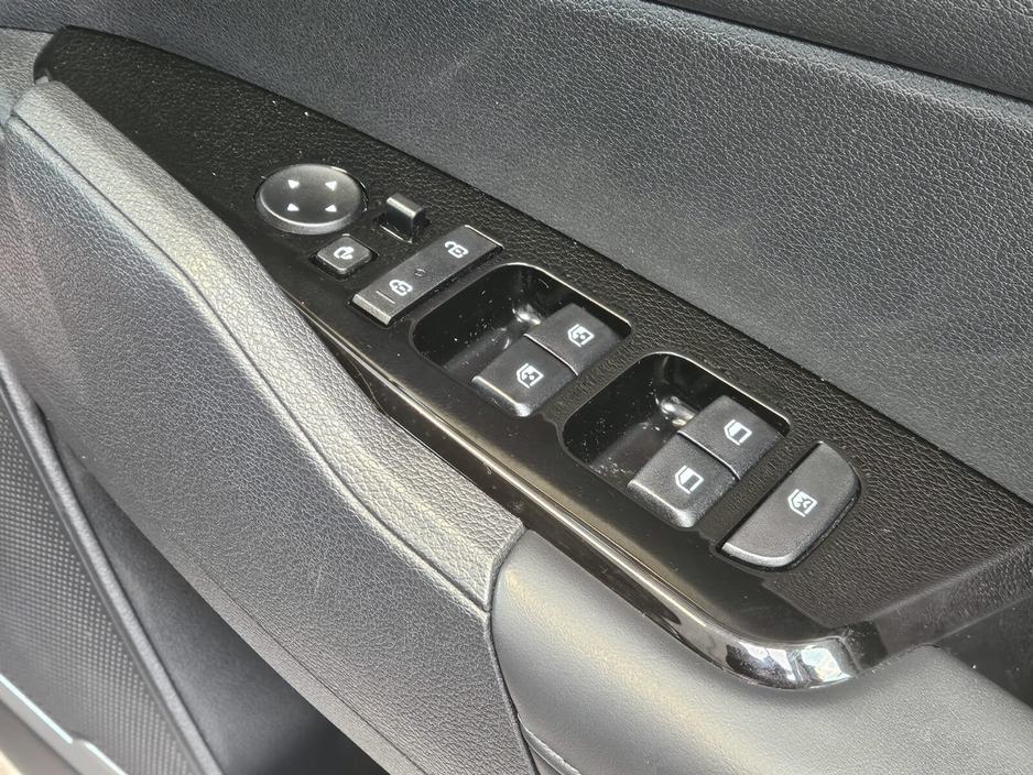 2023 Kia Sportage - image 9