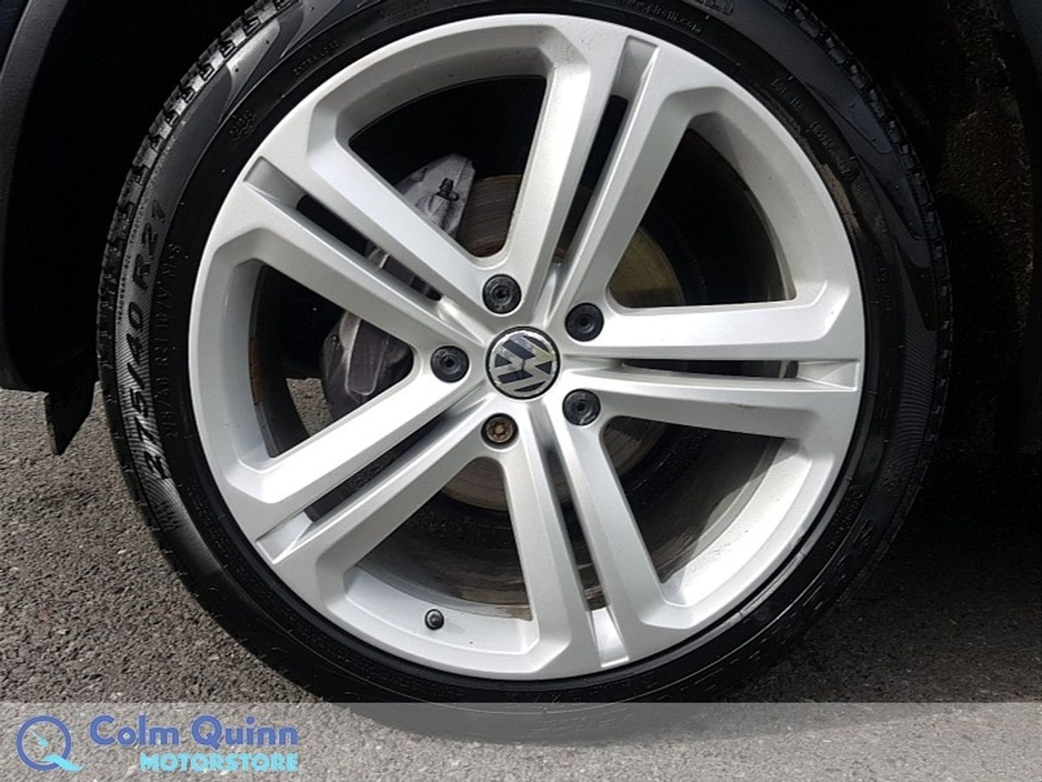 2018 Volkswagen Touareg - image 5