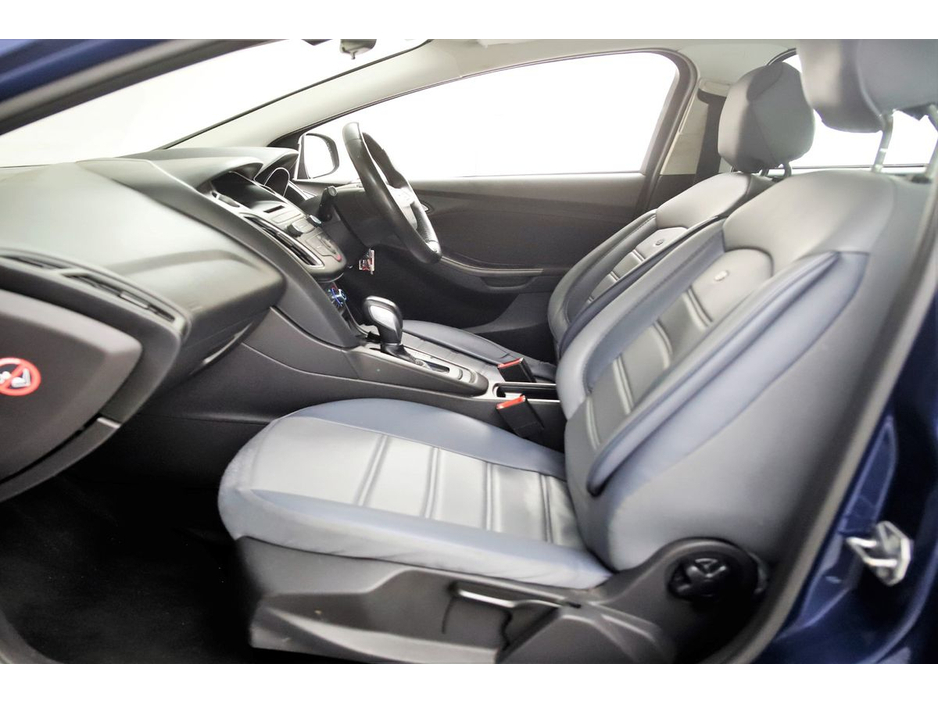 2016 Ford Focus - image 15