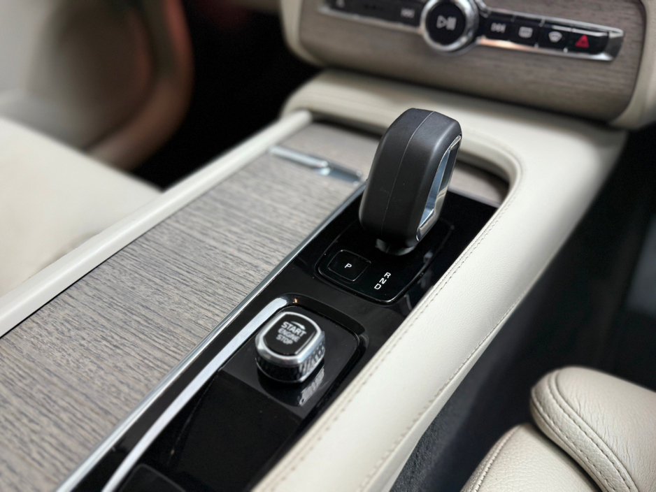 2022 Volvo XC90 CORE T8 RECHARGE AWD *7 SEATER* €49,990