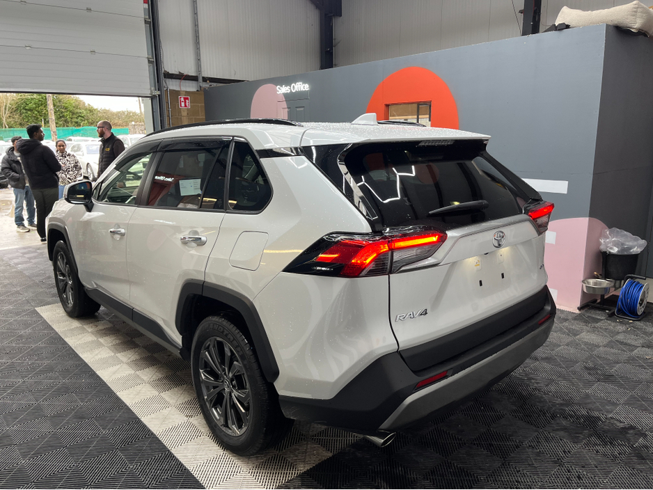 2025 Toyota Rav4 - image 4